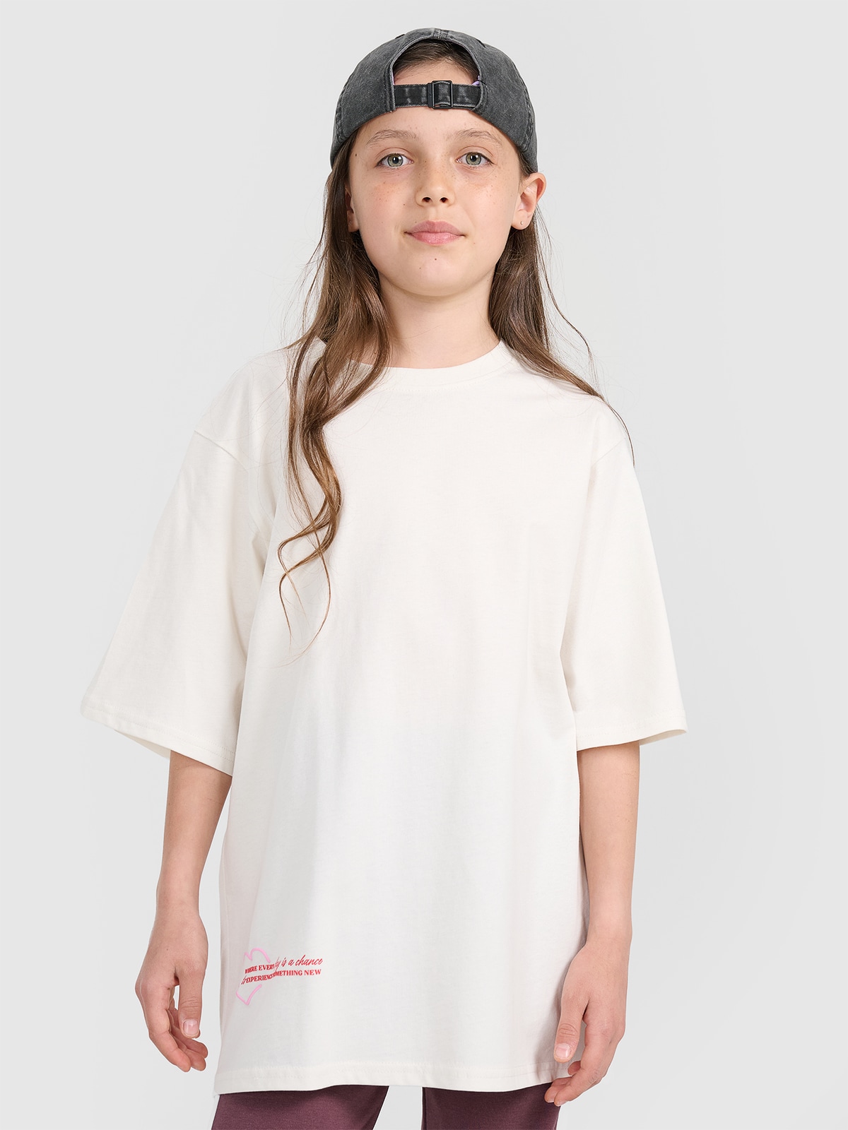 4F T-shirt oversize z nadrukiem dziewczęcy - biały 122 (6-7