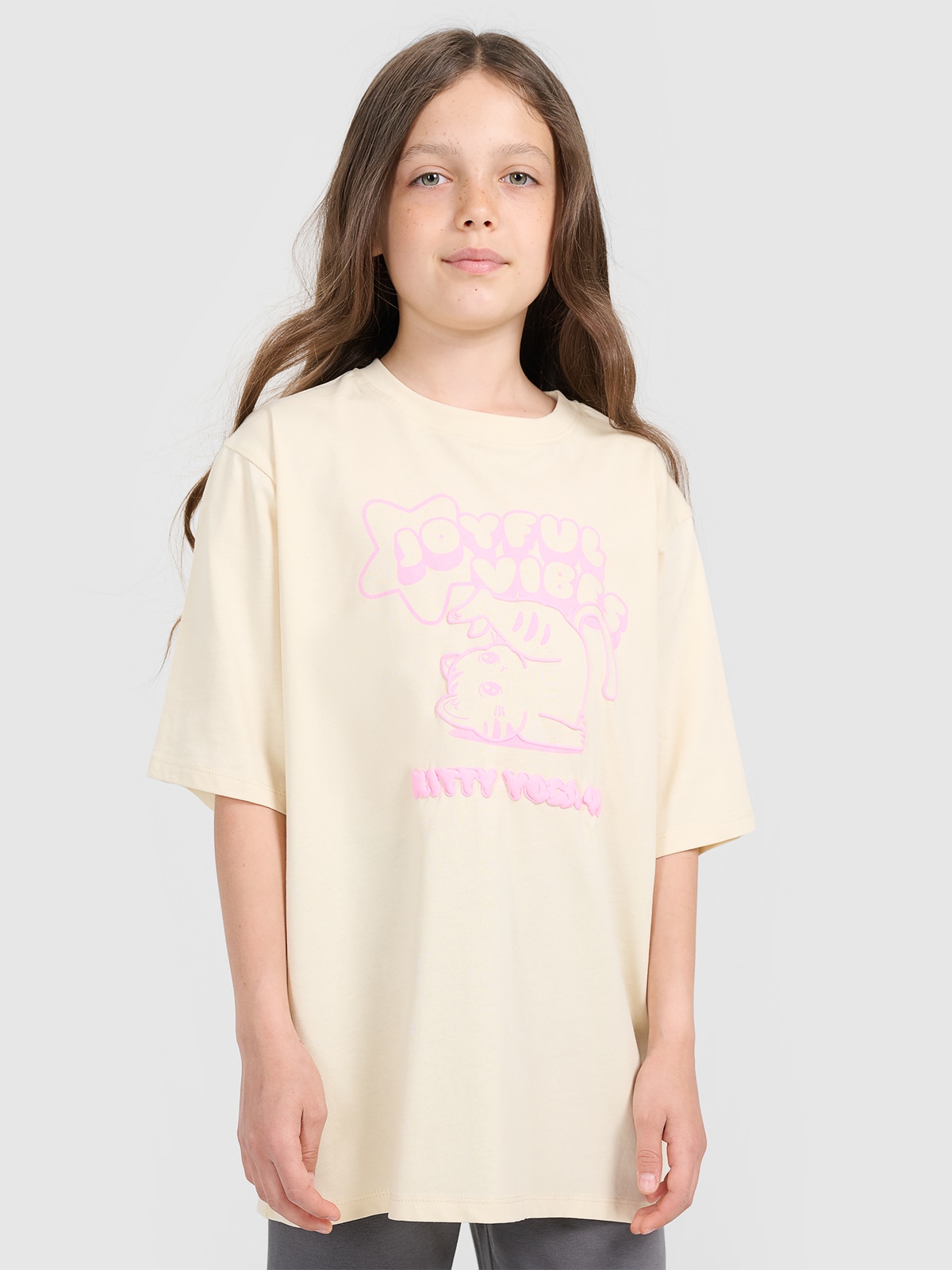 4F T-shirt oversize z nadrukiem dziewczęcy - beżowy 140 (9-10