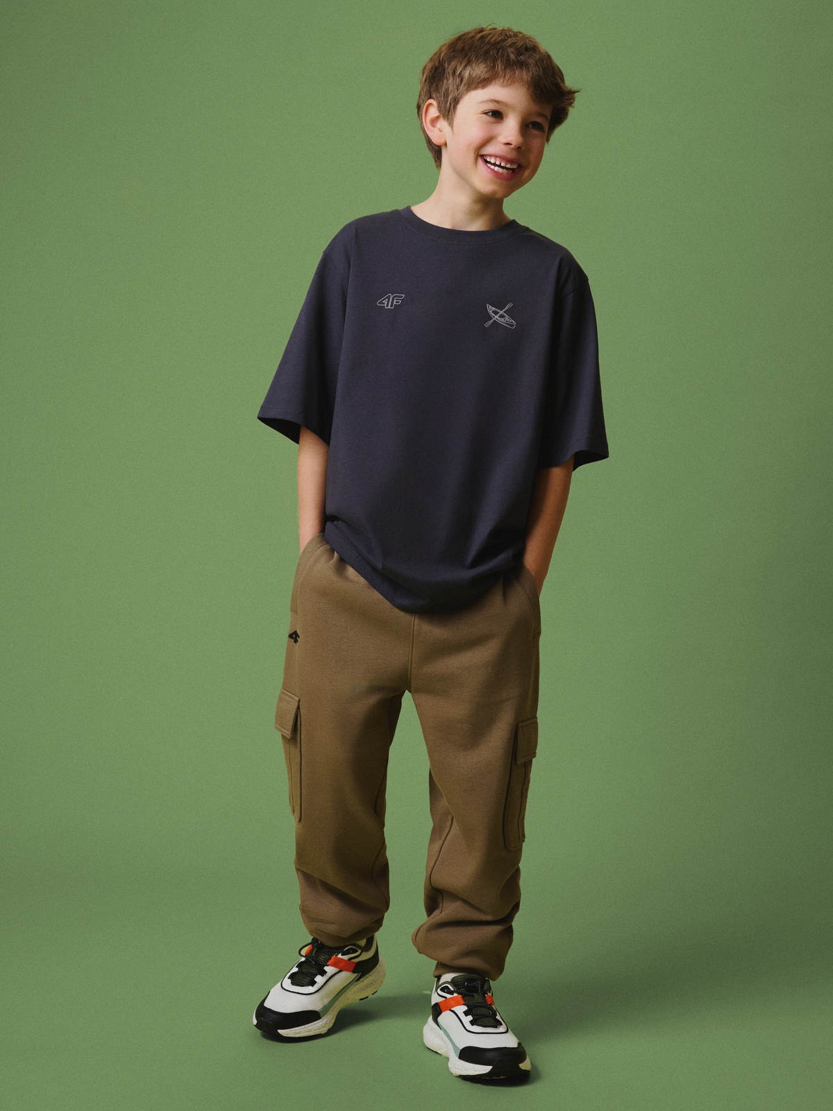 4F Pantaloni de molton cargo pentru băieți - maro