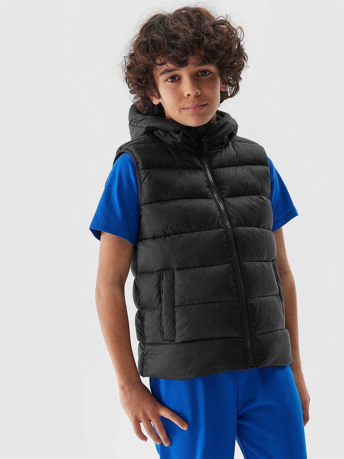Chlapčenská zatepľovacia vesta so syntetickou výplňou - čierna