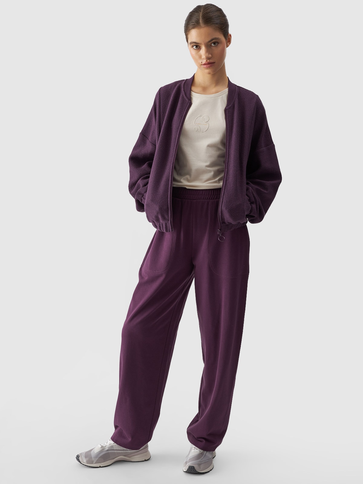 Dámske teplákové nohavice s rozšíreným strihom - fialové