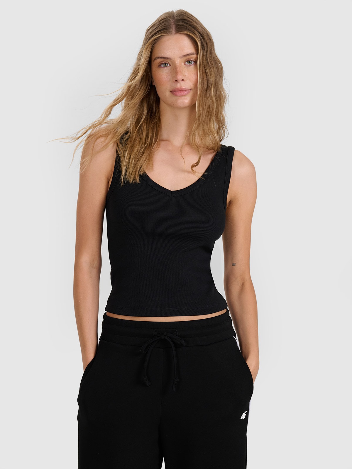 4F Top slim din tricot striat pentru femei - negru
