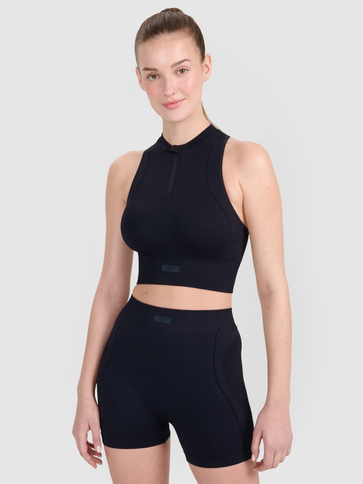 Crop - top de antrenament slim fără cusături pentru femei - negru