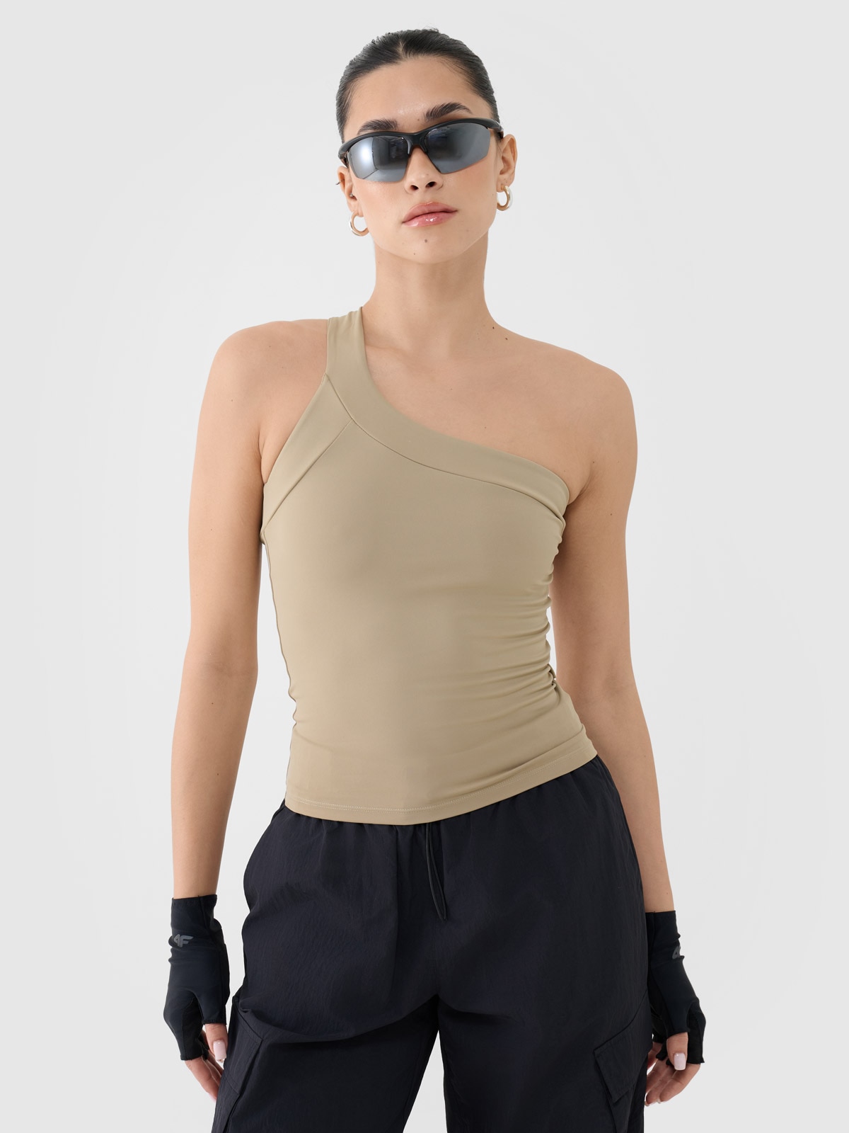 Crop-top slim cu o bretea asimetrică pentru femei - bej