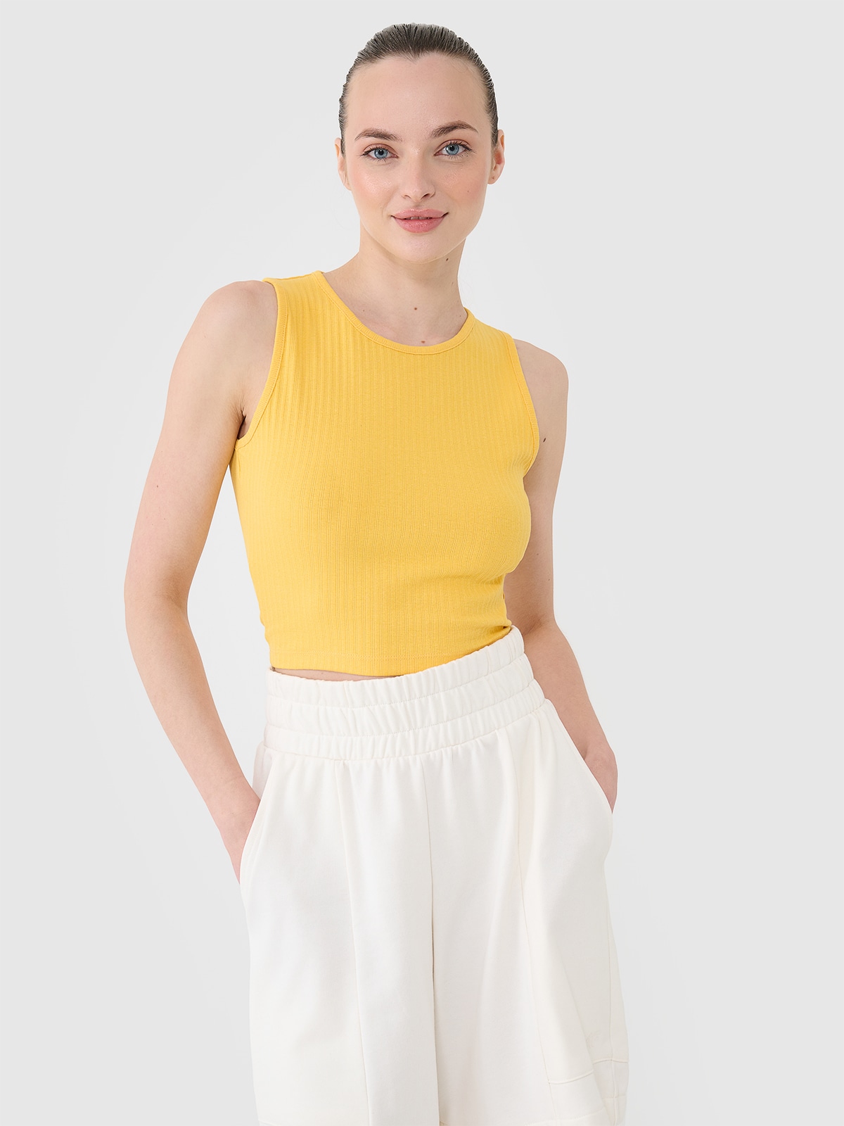 Crop top din tricot pentru femei - galben