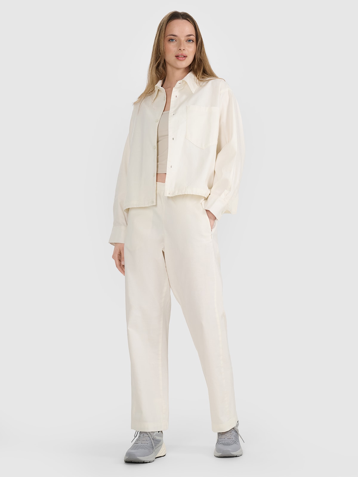 Pantaloni casual pentru femei - albi