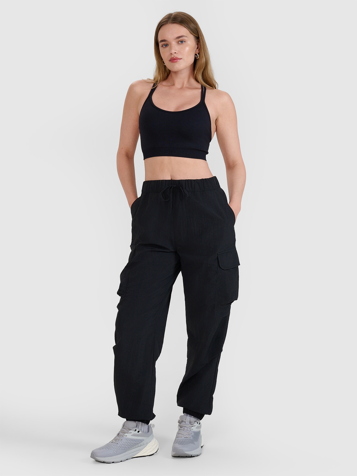 4F Pantaloni casual cargo pentru femei - negri