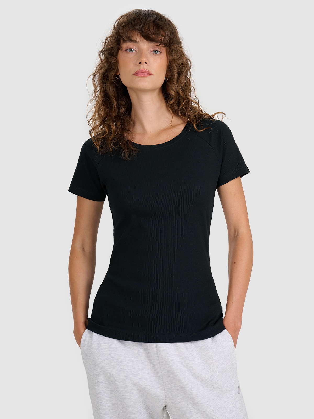 Tricou regular din tricot striat pentru femei - negru