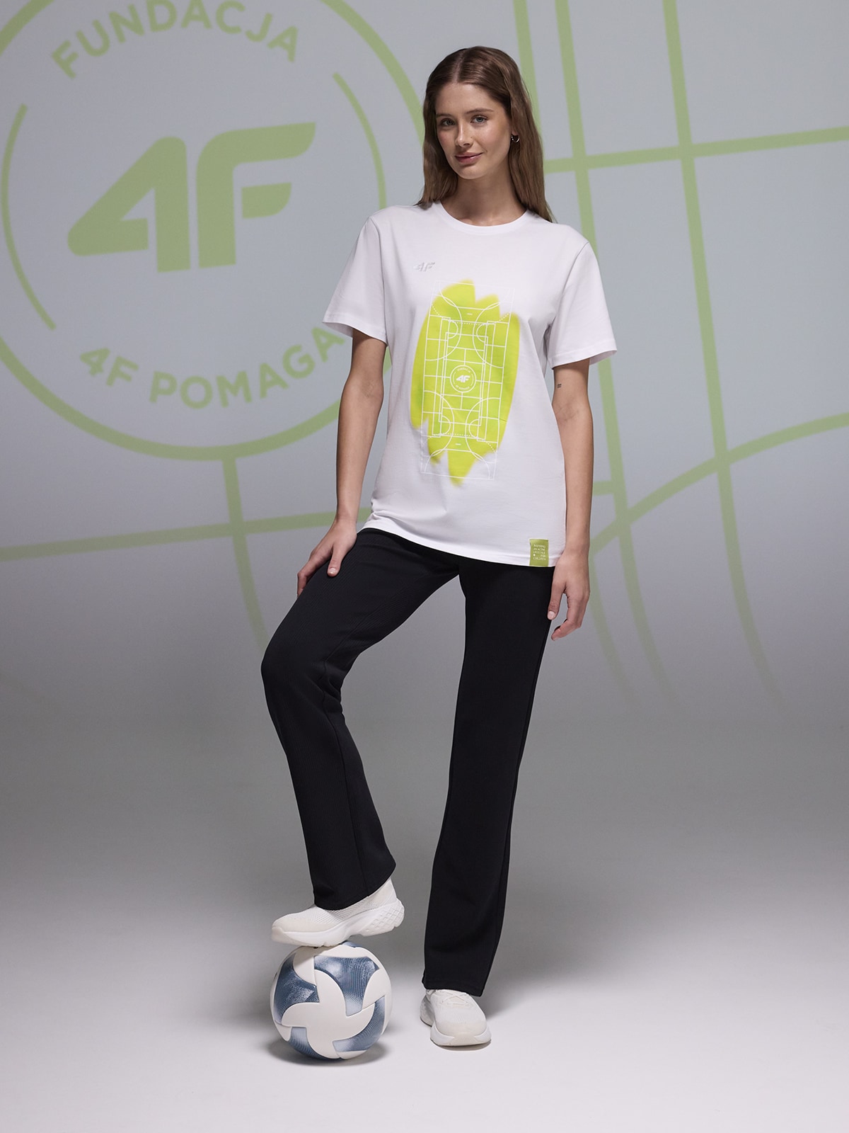 4F T-shirt regular z nadrukiem Fundacja 4F Pomaga – biały