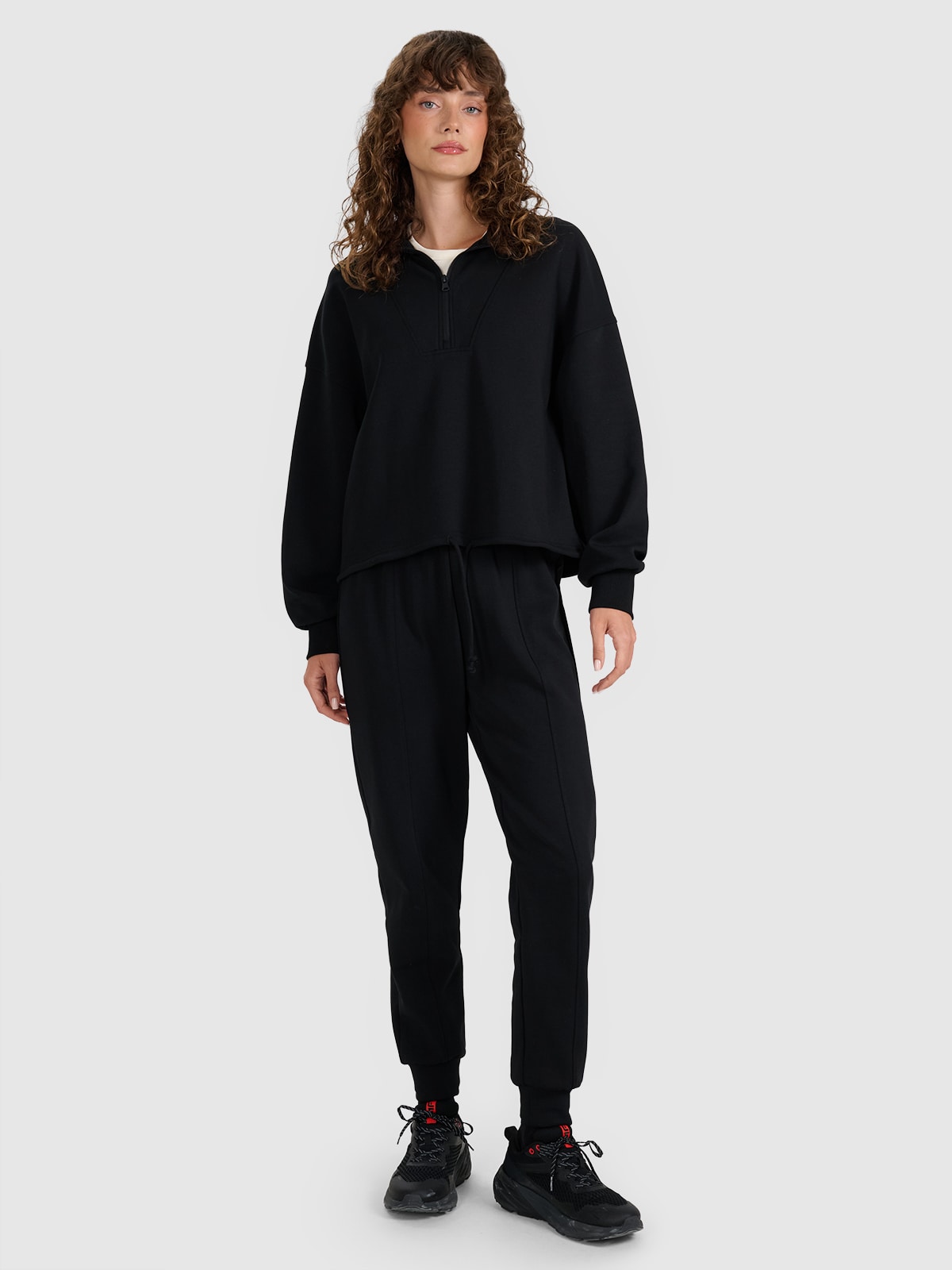 4F Pantaloni jogger de trening pentru femei - negri