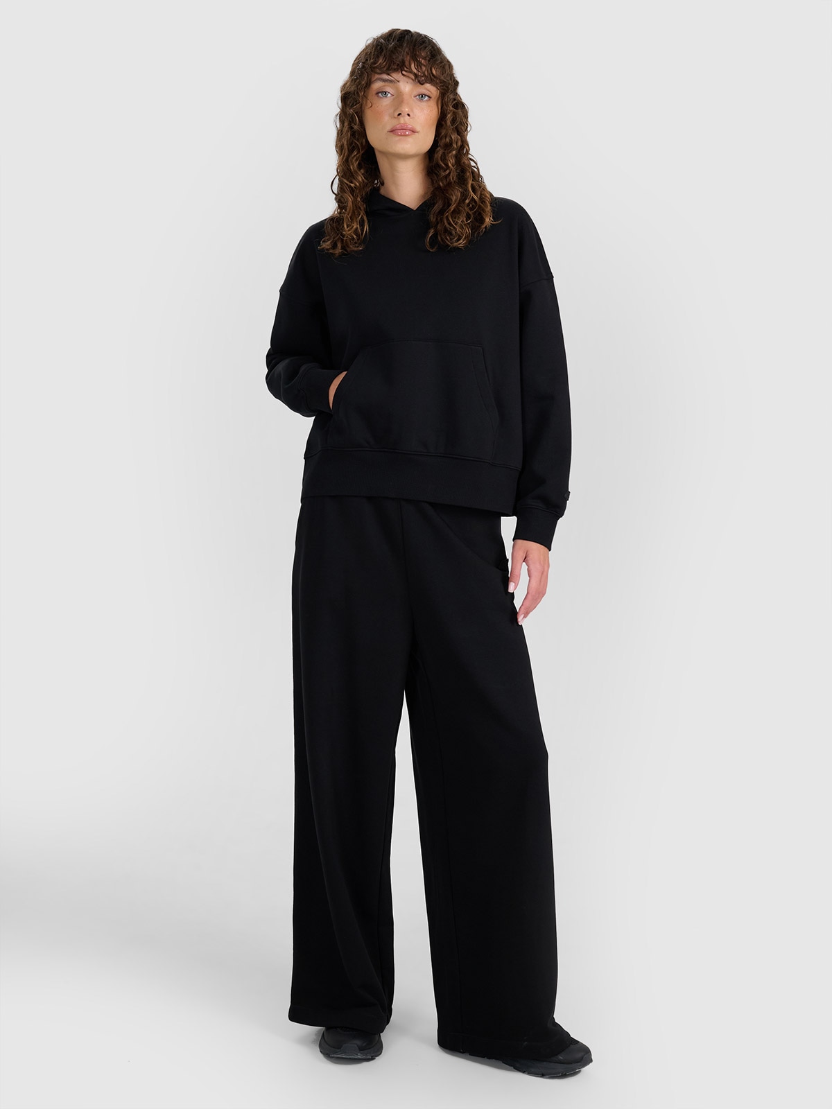 4F Pantaloni de trening cu craci largi pentru femei - negri