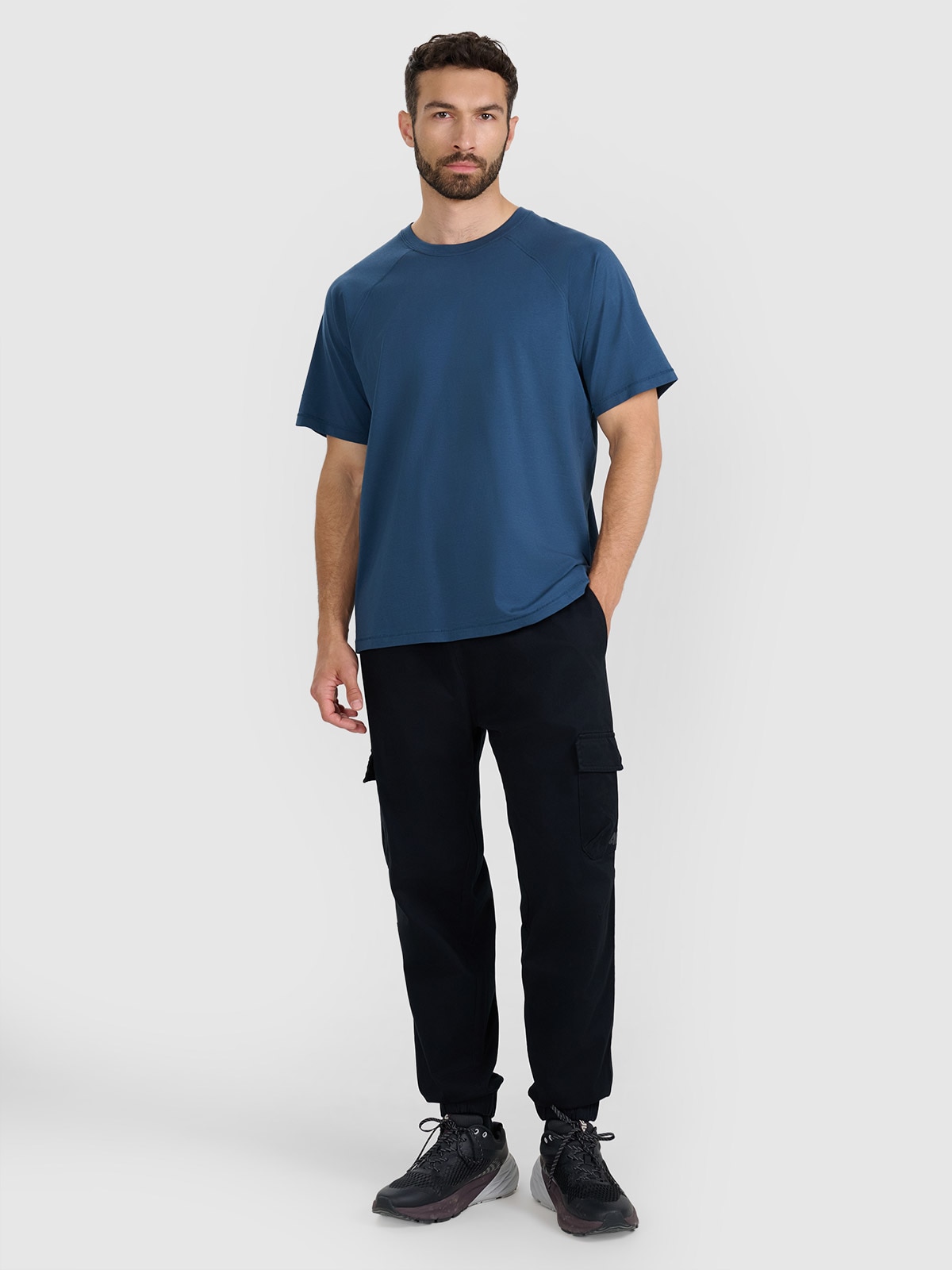 4F Pantaloni casual cargo pentru bărbați - negri