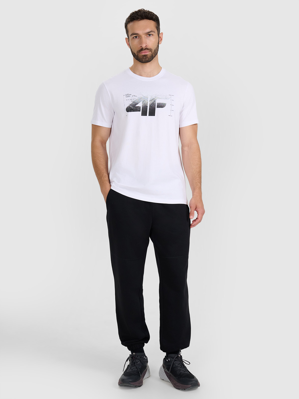 4F Pantaloni jogger de trening pentru bărbați - negri
