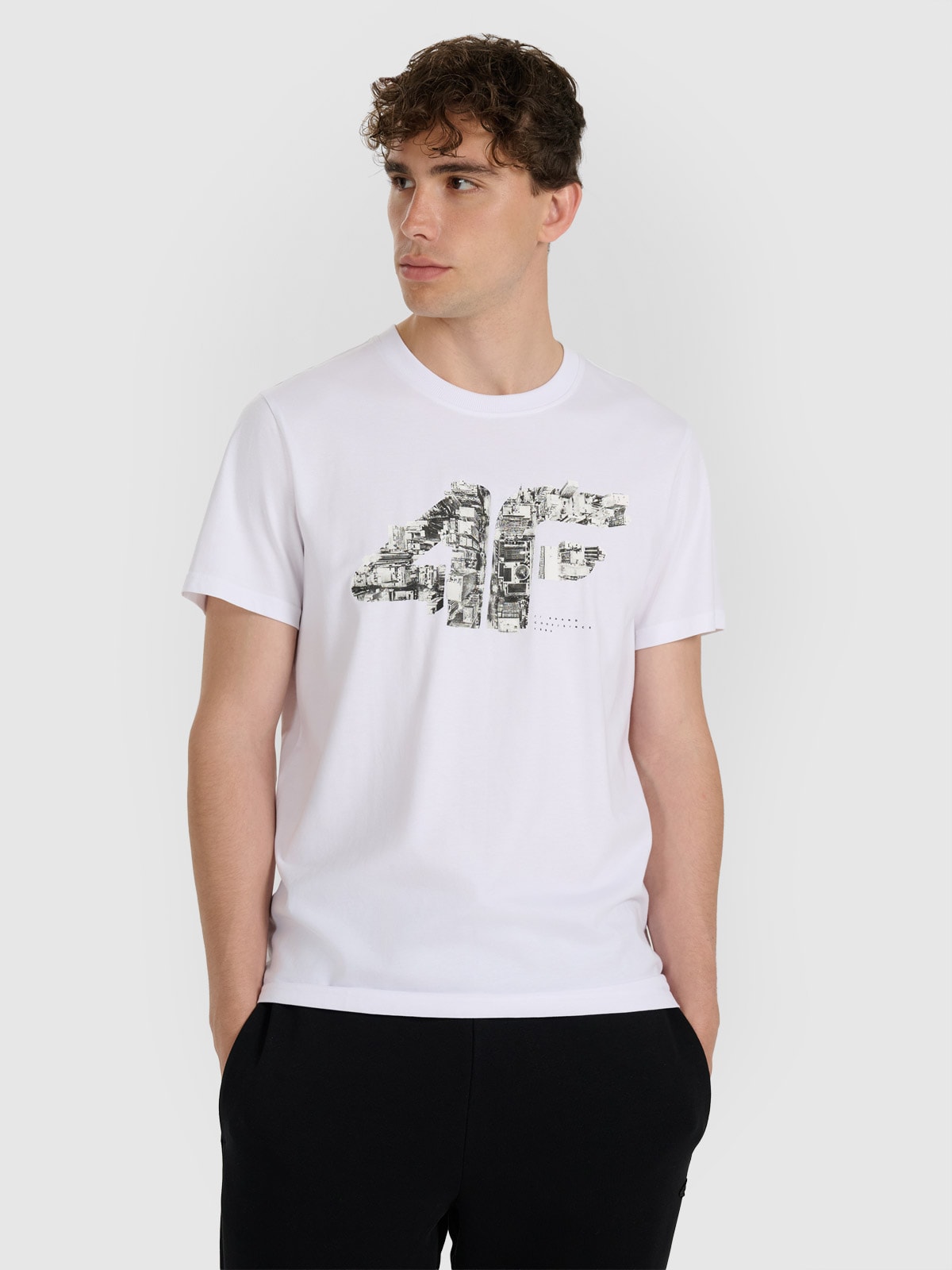4F T-shirt regular z nadrukiem męski - biały