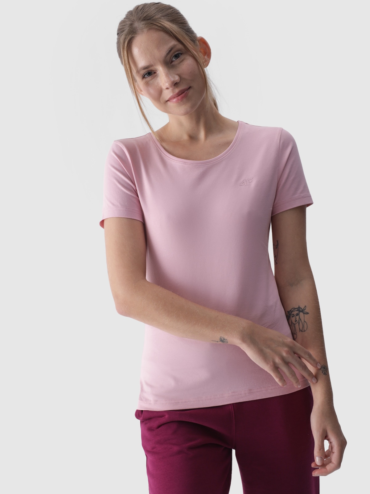 Tricou slim unicolor pentru femei - roz pudrat