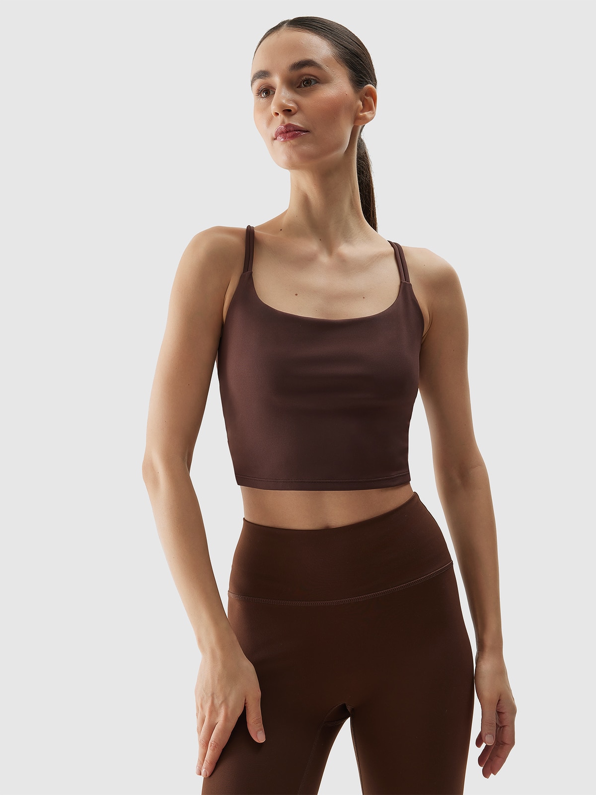 Crop top de yoga din materiale reciclate pentru femei - maro