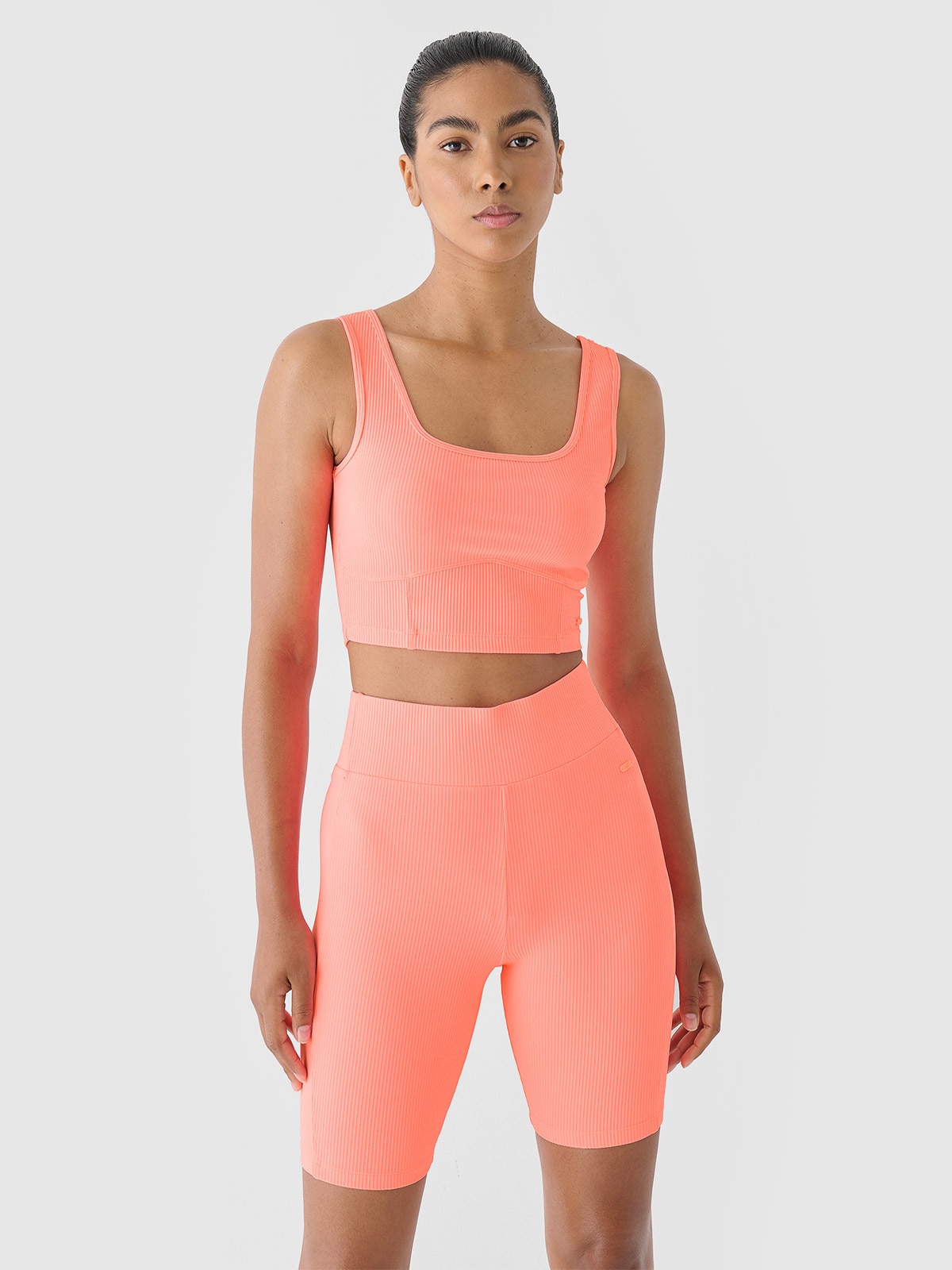 Crop top din tricot striat pentru femei - culoarea coral