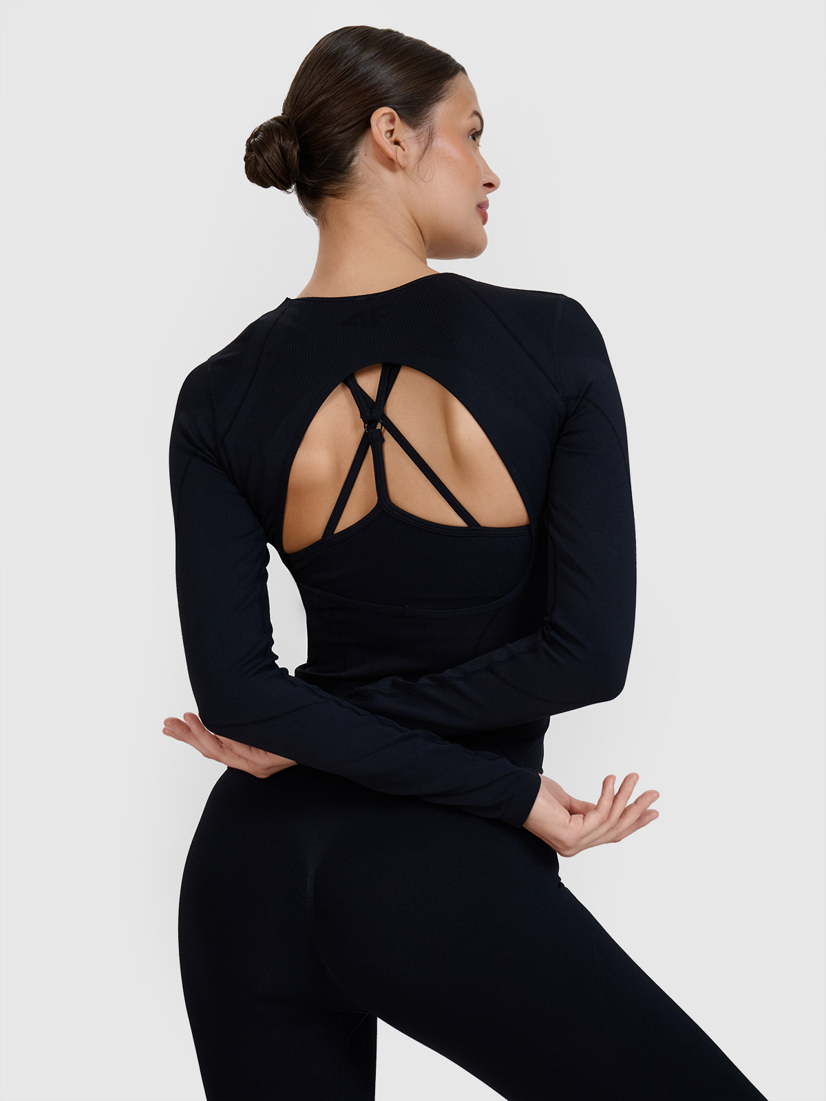 Tricou de yoga cu mânecă lungă cu spate decupat pentru femei - negru