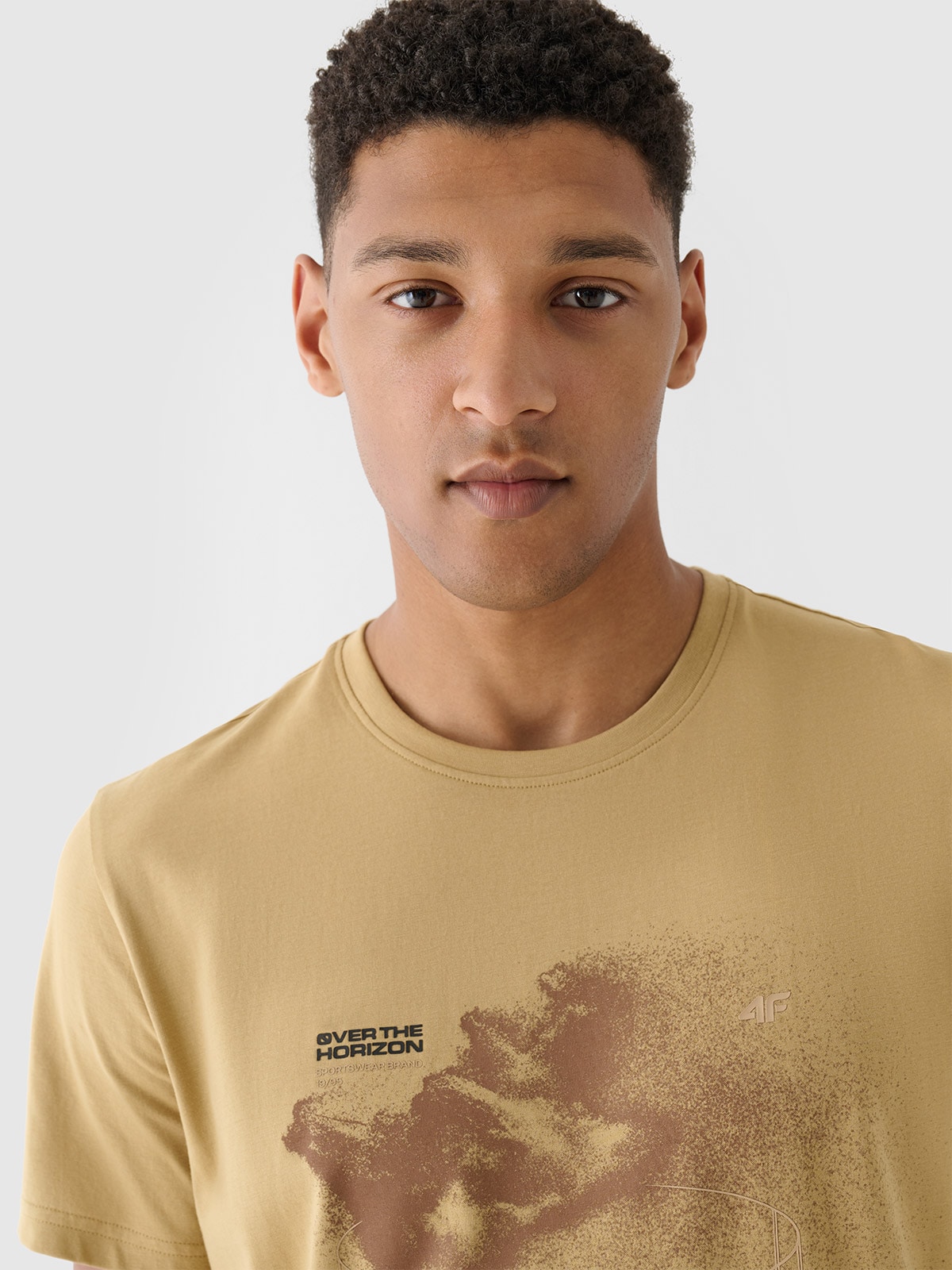 T-shirt regular z nadrukiem męski - beżowy | 4F - sportowa