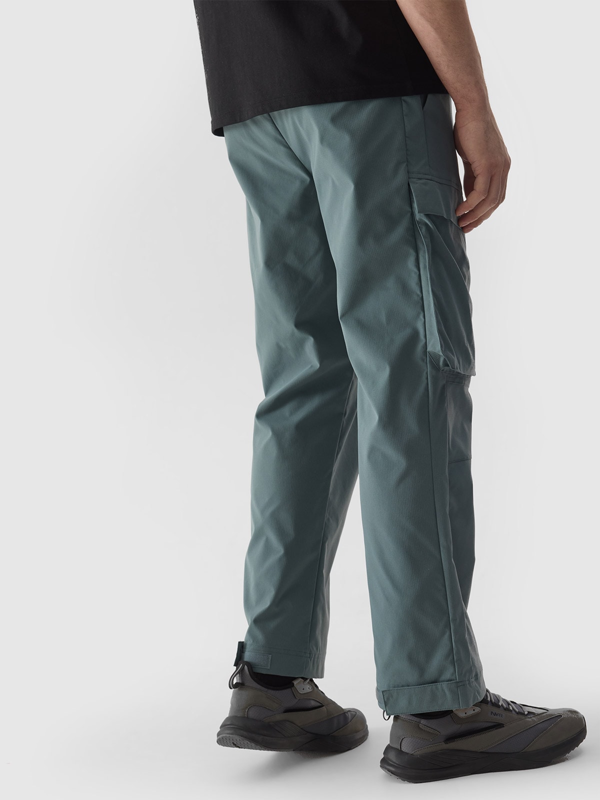 Men's casual cargo 4Way Stretch trousers - khaki | 4F