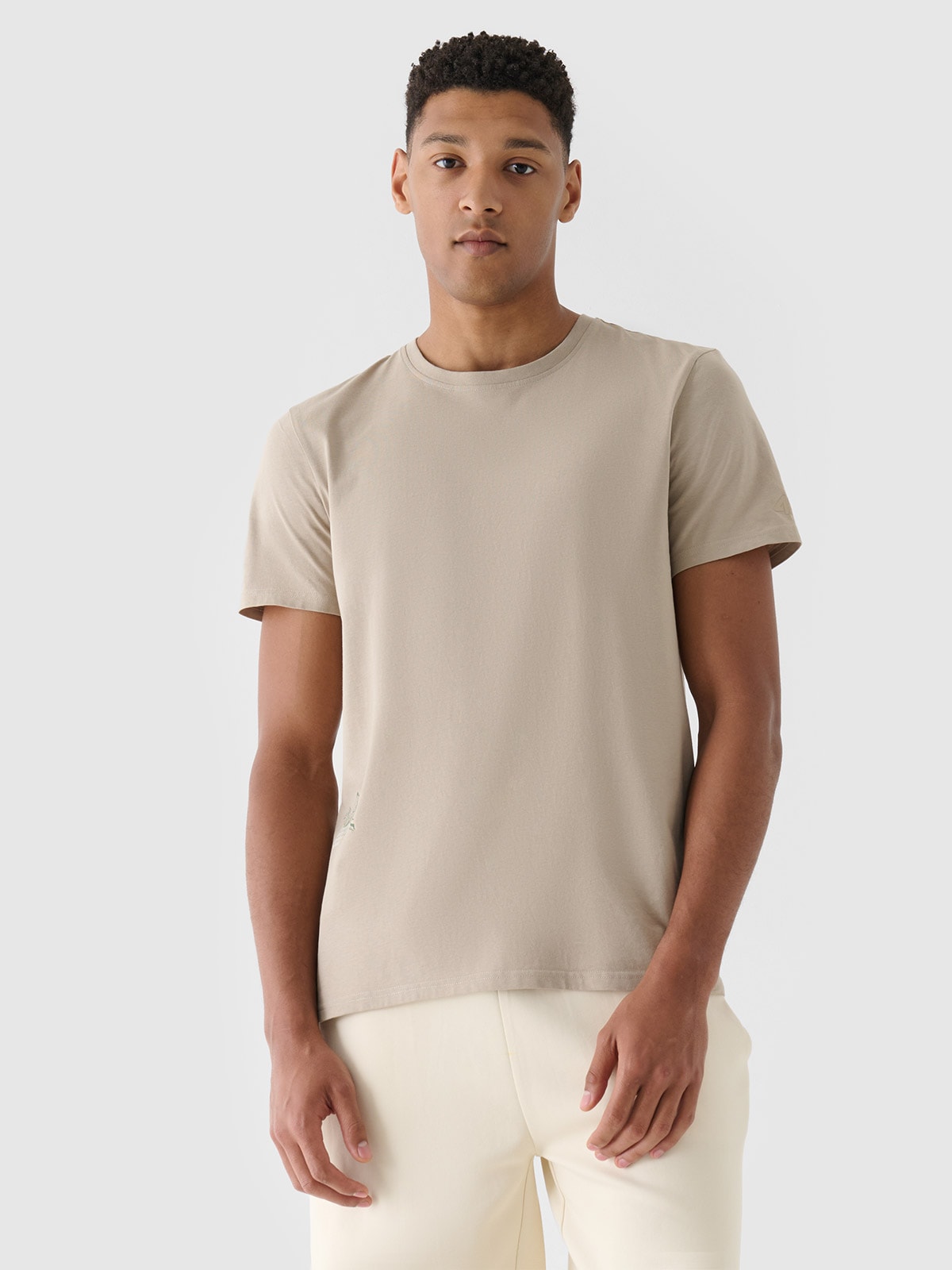 T-shirt regular z nadrukiem męski - beżowy | 4F - sportowa