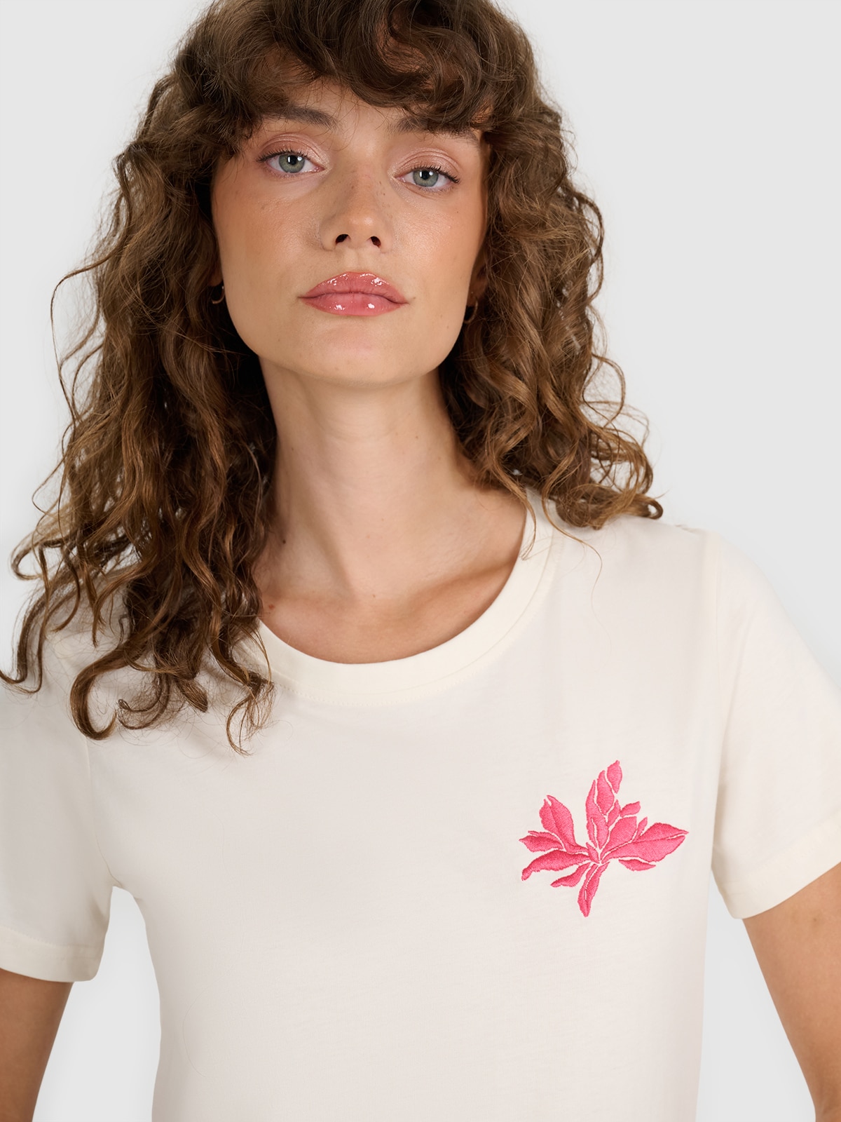 T-shirt regular z nadrukiem damski - biały | 4F - sportowa