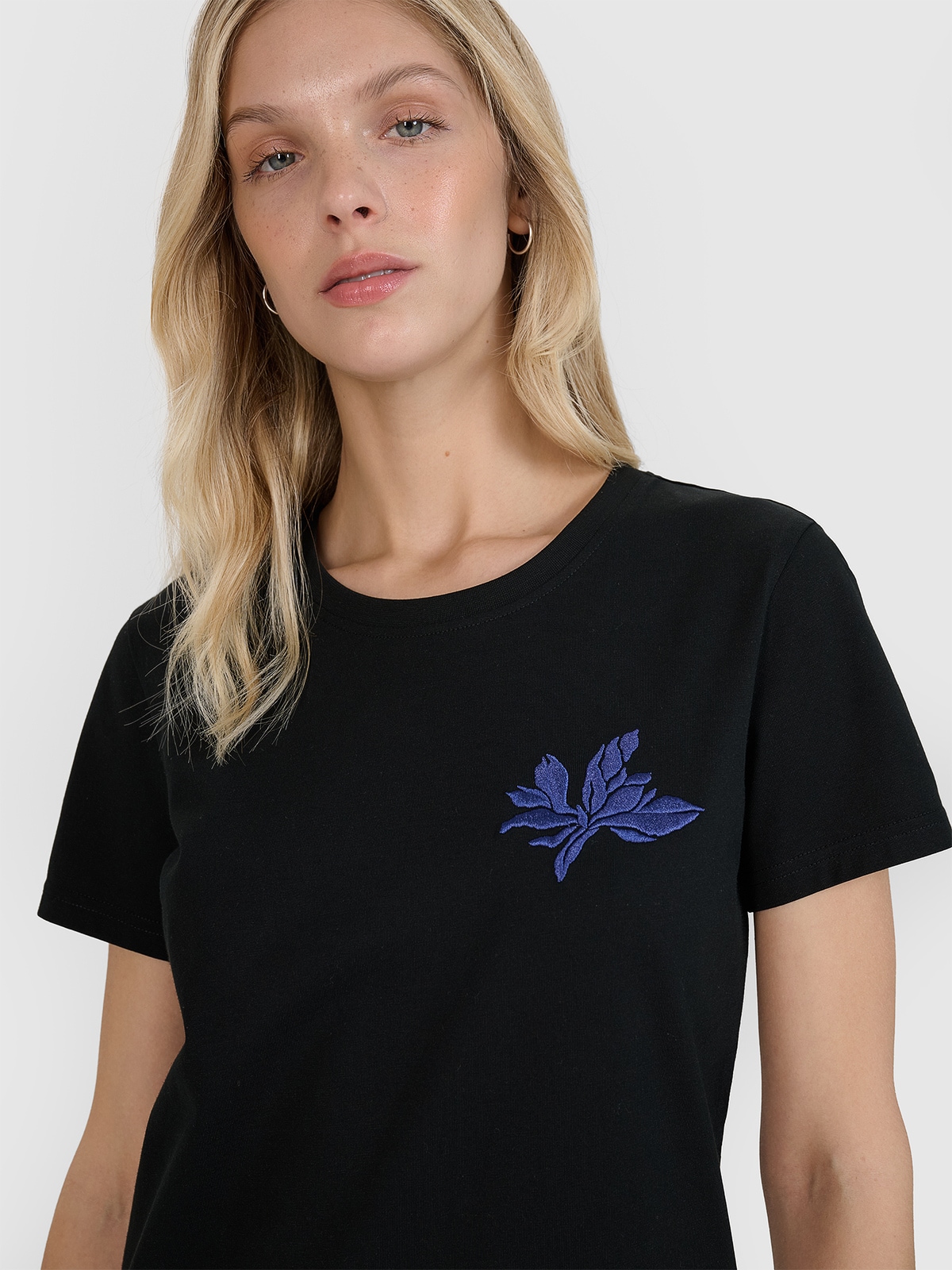 T-shirt regular z nadrukiem damski - czarny | 4F - sportowa