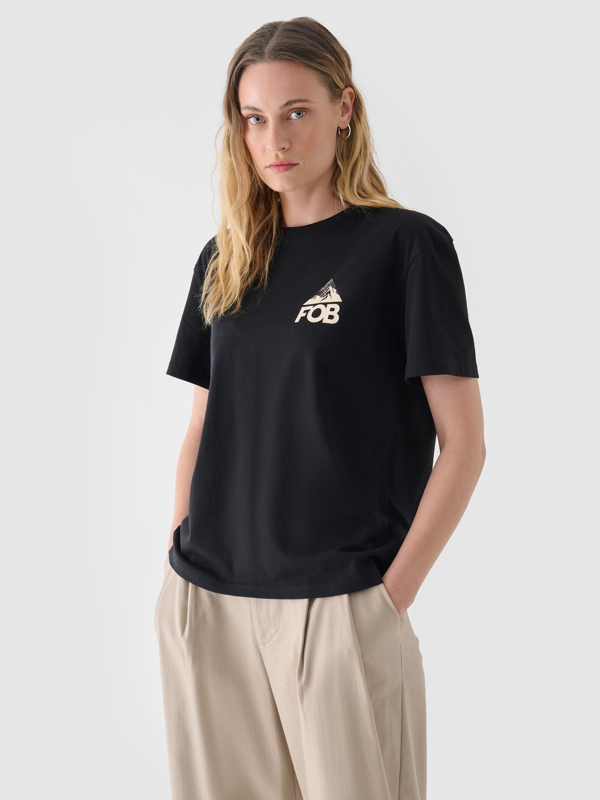 T-shirt regular z nadrukiem damski - czarny | 4F - sportowa