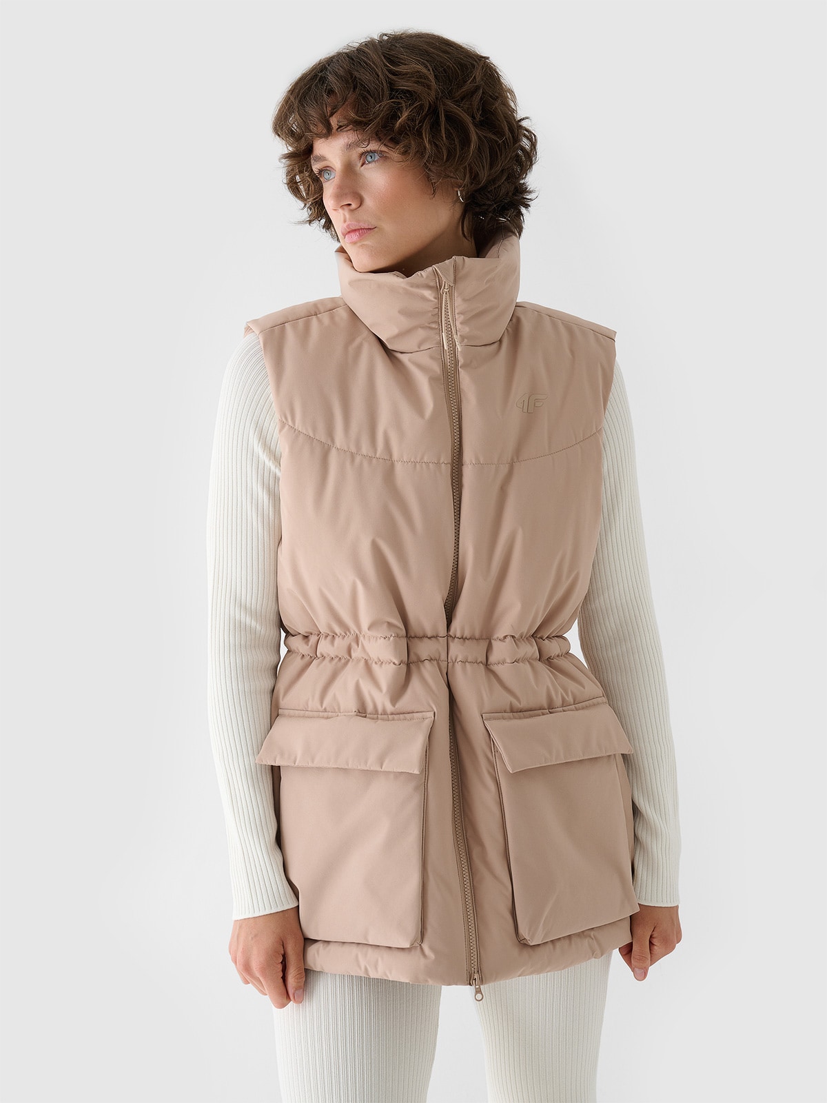 Women's synthetic down vest - beige | 4F: Sportswear and shoes