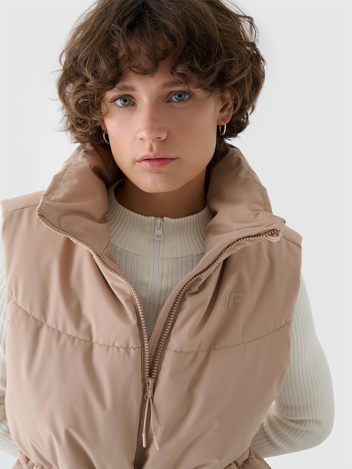 Women's synthetic down vest - beige | 4F: Sportswear and shoes