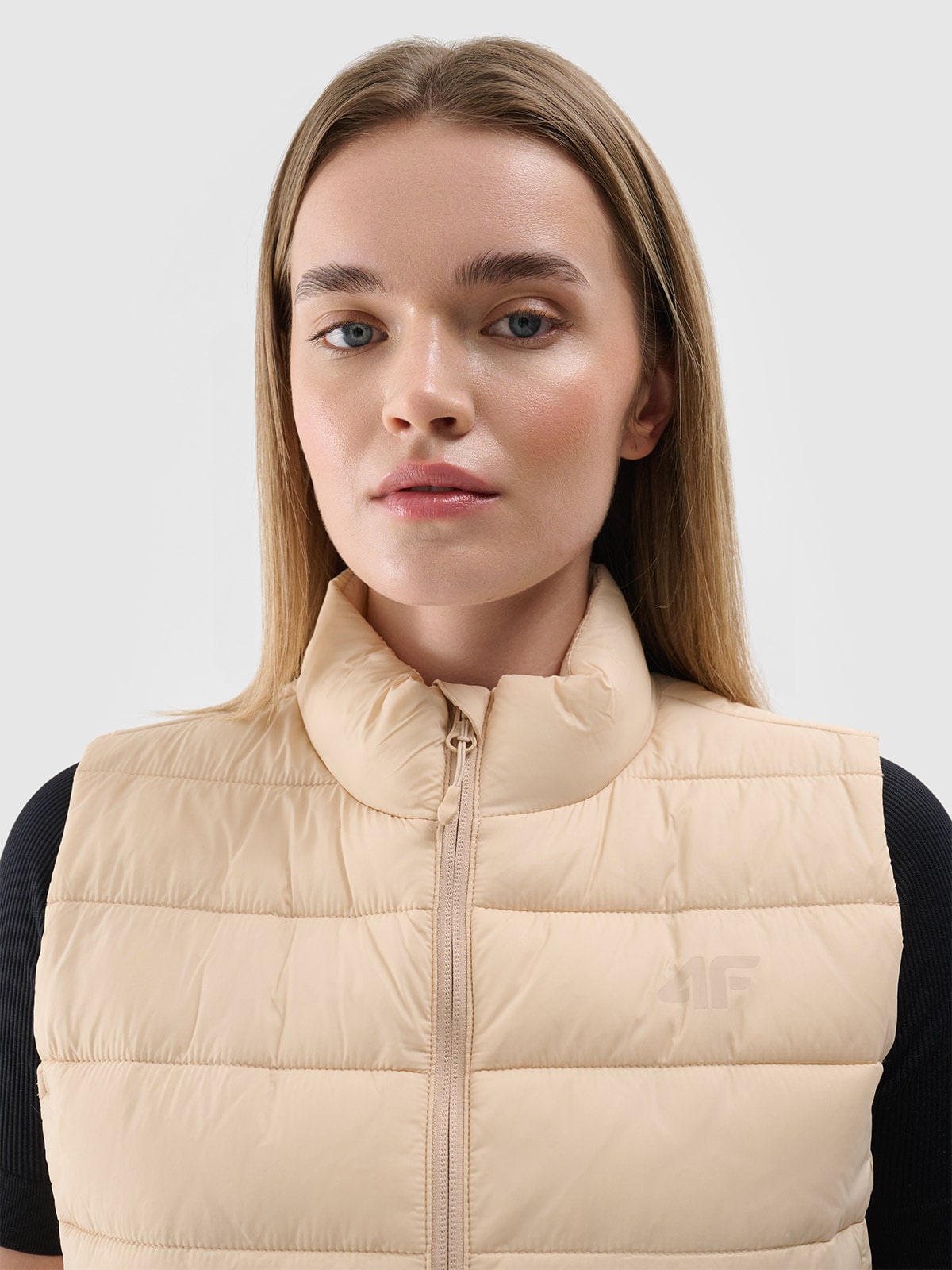 Women's quilted down vest with stand-up collar - beige | 4F